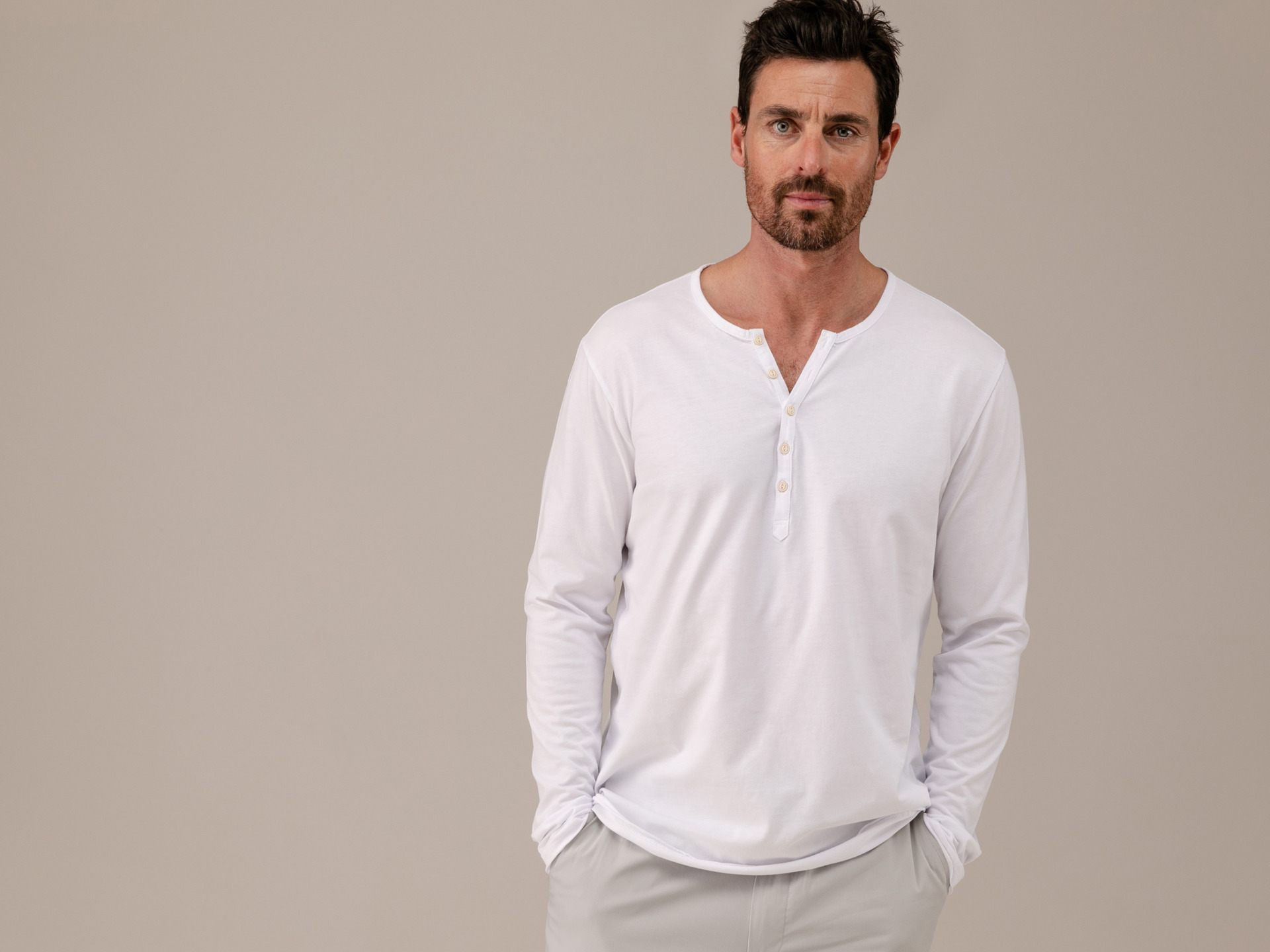 Detailansicht von Langarmshirt mit Knopfleiste von BETTER RICH