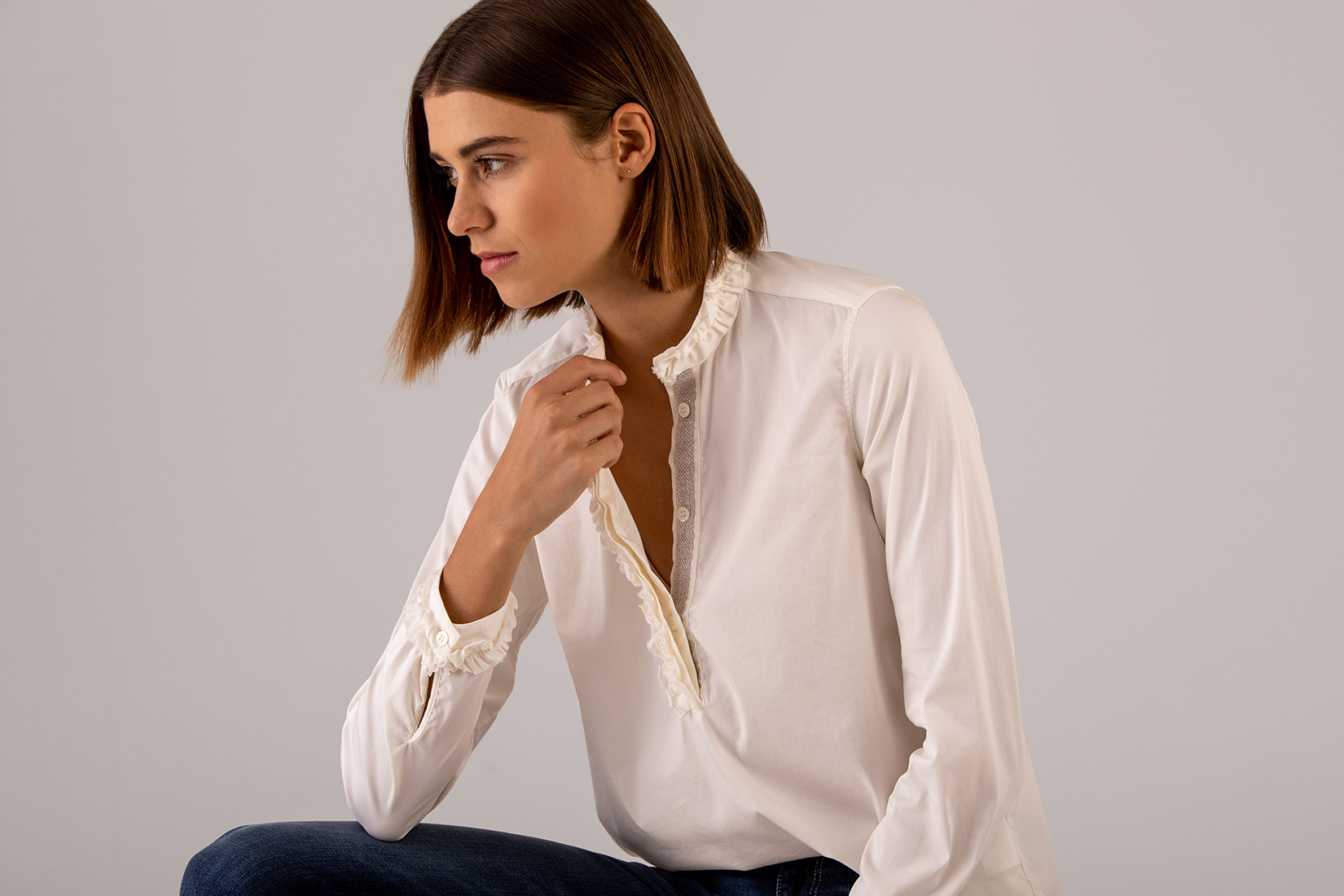 Detailansicht von Baumwollbluse mit Rüschung von AGLINI