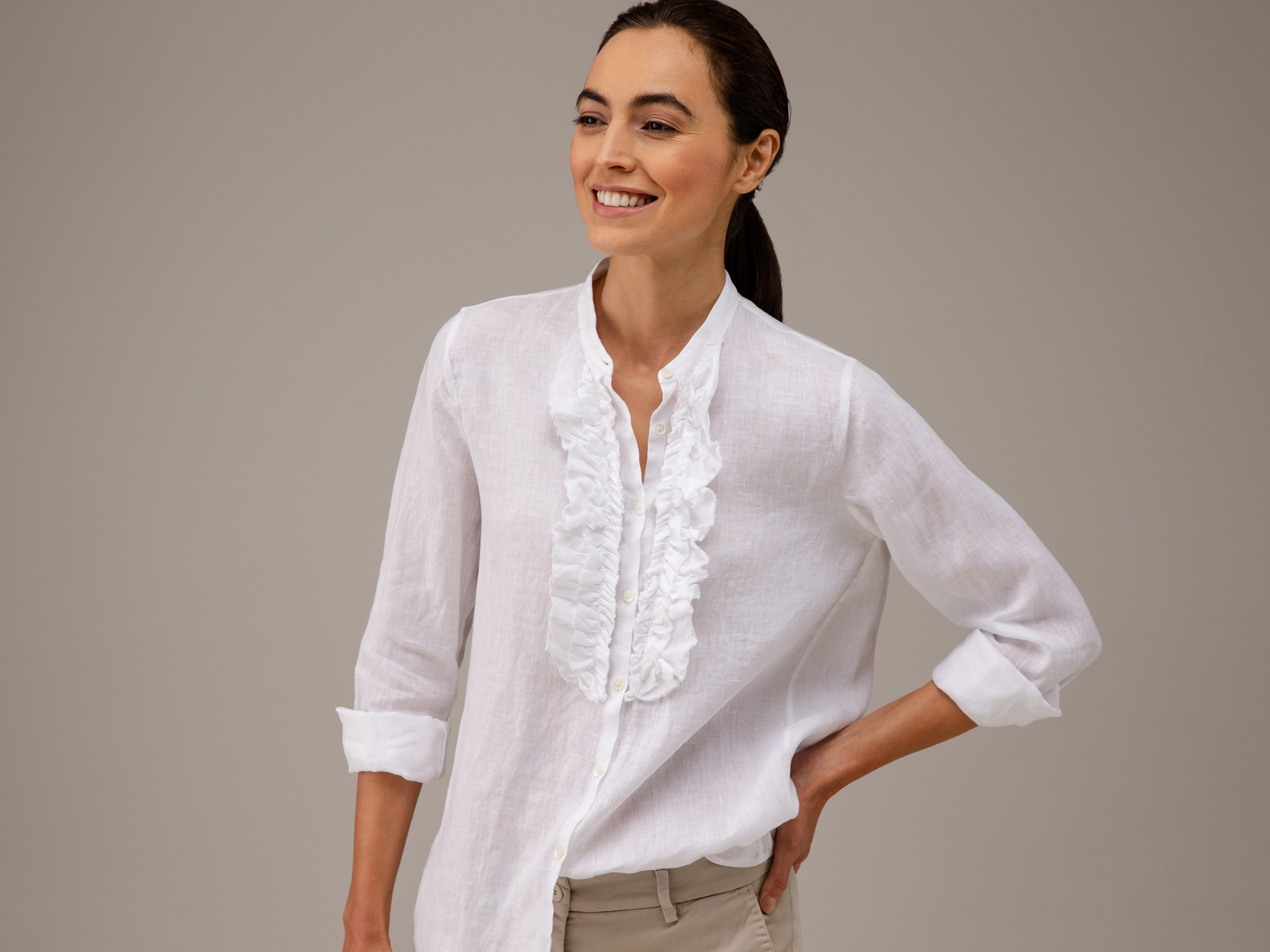 Detailansicht von Leinenbluse mit Rüschung von ROBERT FRIEDMAN