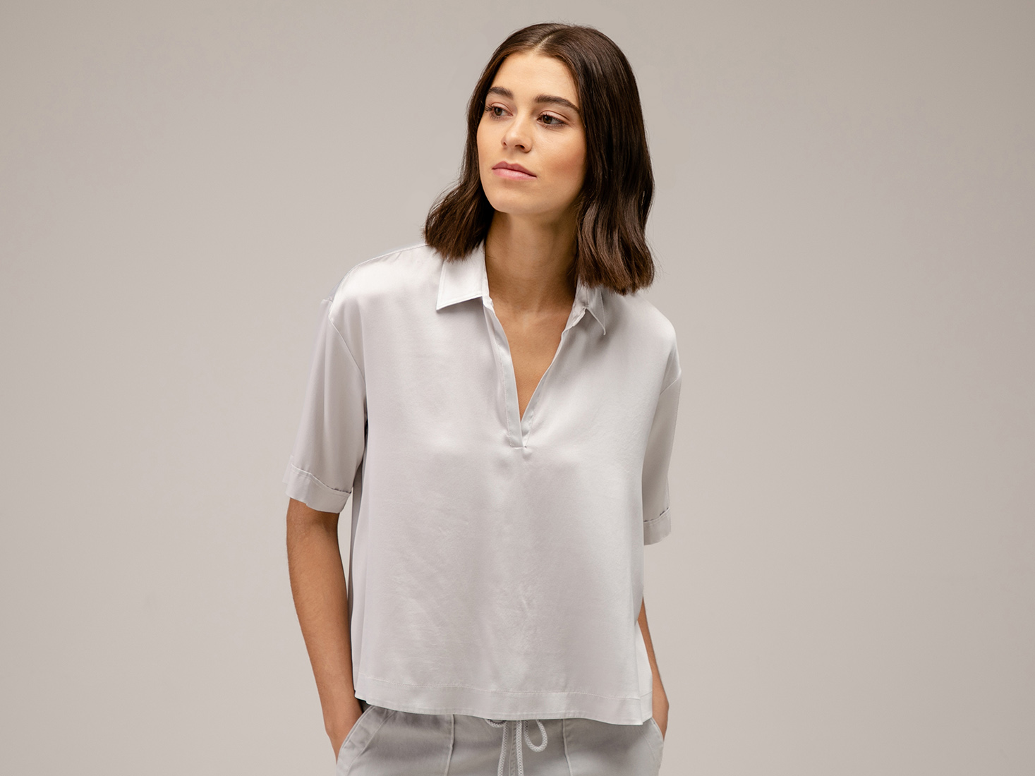 Detailansicht von Kurzarm-Seidenbluse von HER SHIRT